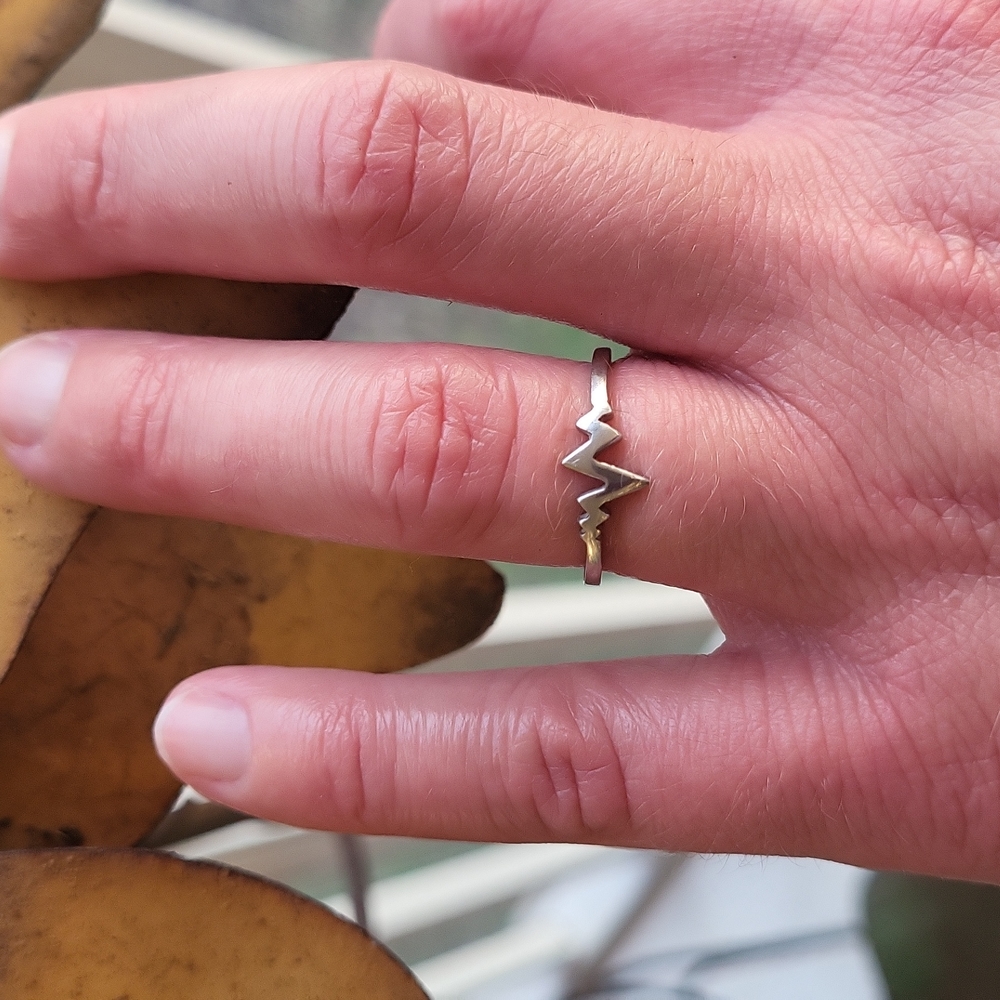 925 Sterling Heartbeat ring size 6